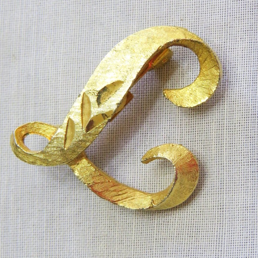 Vintage  Manselle letter L initial textured brushed Gold Tone Brooch Pin